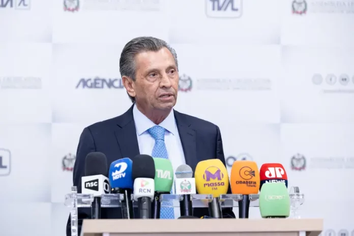 Presidente da Alesc, Júlio Garcia, fala à imprensa durante coletiva para apresentar balanço das atividades do Parlamento catarinense.