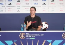 Do topo à luta contra o rebaixamento: o cenário atual do futebol brasileiro Felipe Luís, técnico do Flamengo, aparece concedendo entrevista, destacando seu papel de referência no futebol brasileiro.