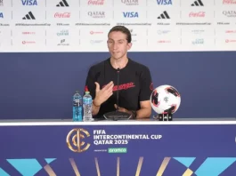 Felipe Luís, técnico do Flamengo, aparece concedendo entrevista, destacando seu papel de referência no futebol brasileiro.