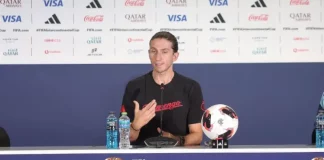 Felipe Luís, técnico do Flamengo, aparece concedendo entrevista, destacando seu papel de referência no futebol brasileiro.