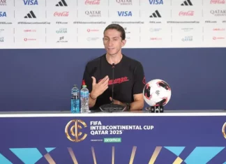 Do topo à luta contra o rebaixamento: o cenário atual do futebol brasileiro Felipe Luís, técnico do Flamengo, aparece concedendo entrevista, destacando seu papel de referência no futebol brasileiro.