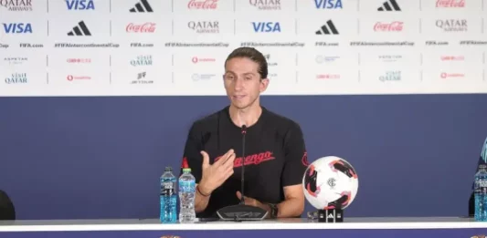 Felipe Luís, técnico do Flamengo, aparece concedendo entrevista, destacando seu papel de referência no futebol brasileiro.