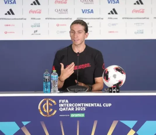 Do topo à luta contra o rebaixamento: o cenário atual do futebol brasileiro Felipe Luís, técnico do Flamengo, aparece concedendo entrevista, destacando seu papel de referência no futebol brasileiro.