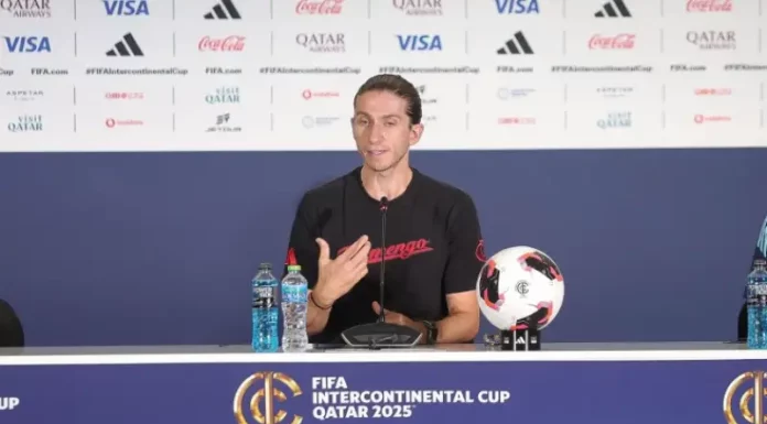 Felipe Luís, técnico do Flamengo, aparece concedendo entrevista, destacando seu papel de referência no futebol brasileiro.