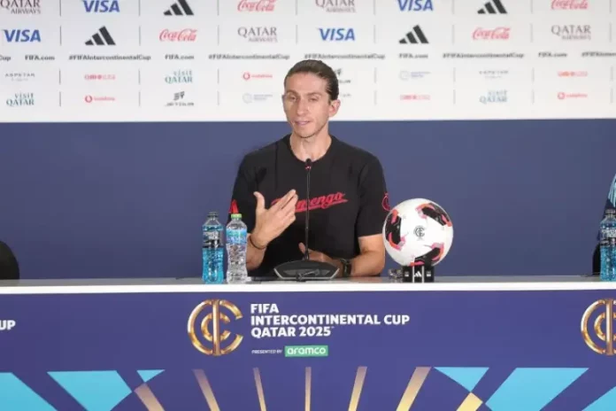 Luis Felipe (1) Felipe Luís, técnico do Flamengo, aparece concedendo entrevista, destacando seu papel de referência no futebol brasileiro.