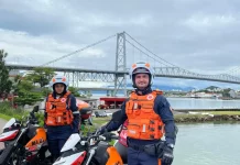 Motolâncias do SAMU posicionadas em Florianópolis, com profissionais equipados ao lado das motocicletas, destacando o reforço ao atendimento de urgência e emergência em áreas de difícil acesso e trânsito intenso.