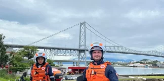 Motolâncias do SAMU posicionadas em Florianópolis, com profissionais equipados ao lado das motocicletas, destacando o reforço ao atendimento de urgência e emergência em áreas de difícil acesso e trânsito intenso.