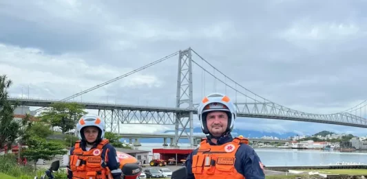 Motolâncias do SAMU posicionadas em Florianópolis, com profissionais equipados ao lado das motocicletas, destacando o reforço ao atendimento de urgência e emergência em áreas de difícil acesso e trânsito intenso.