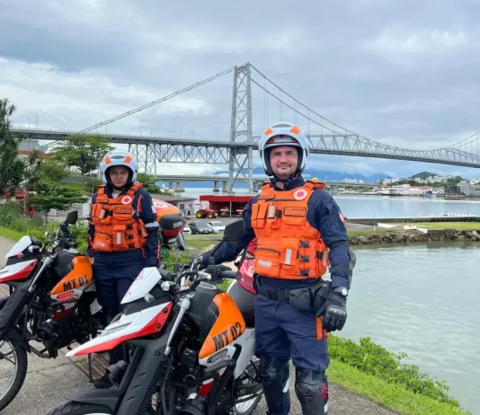SAMU passa a operar com duas motolâncias em Florianópolis para agilizar atendimentos de urgência e emergência Motolâncias do SAMU posicionadas em Florianópolis, com profissionais equipados ao lado das motocicletas, destacando o reforço ao atendimento de urgência e emergência em áreas de difícil acesso e trânsito intenso.