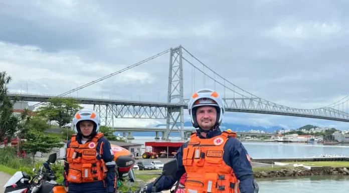 SAMU passa a operar com duas motolâncias em Florianópolis para agilizar atendimentos de urgência e emergência Motolâncias do SAMU posicionadas em Florianópolis, com profissionais equipados ao lado das motocicletas, destacando o reforço ao atendimento de urgência e emergência em áreas de difícil acesso e trânsito intenso.