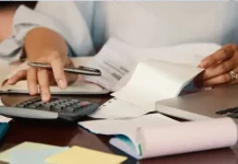 São José cria programa Nota Premiada Josefense para incentivar a emissão de notas fiscais Pessoa confere notas fiscais e faz cálculos com calculadora e notebook, ilustrando a organização necessária para participar da Nota Premiada Josefense.