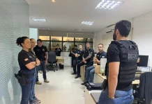 Polícia Civil deflagra operação Falsa Consulta contra fraude em receituários em Joinville Foto mostra policiais reunidos na sede da Polícia Civil de Joinville durante o planejamento da Operação Falsa Consulta.