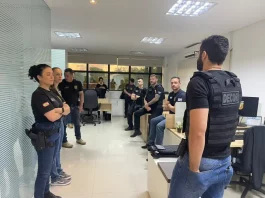 Foto mostra policiais reunidos na sede da Polícia Civil de Joinville durante o planejamento da Operação Falsa Consulta.