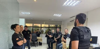 Foto mostra policiais reunidos na sede da Polícia Civil de Joinville durante o planejamento da Operação Falsa Consulta.