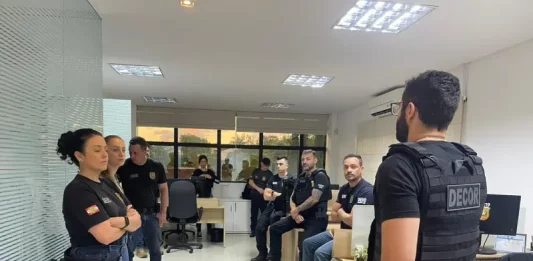 Polícia Civil deflagra operação Falsa Consulta contra fraude em receituários em Joinville Foto mostra policiais reunidos na sede da Polícia Civil de Joinville durante o planejamento da Operação Falsa Consulta.