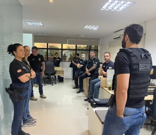 Polícia Civil deflagra operação Falsa Consulta contra fraude em receituários em Joinville Foto mostra policiais reunidos na sede da Polícia Civil de Joinville durante o planejamento da Operação Falsa Consulta.