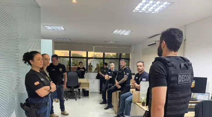 Foto mostra policiais reunidos na sede da Polícia Civil de Joinville durante o planejamento da Operação Falsa Consulta.