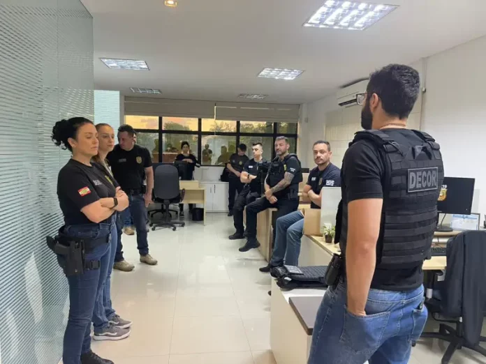 Foto mostra policiais reunidos na sede da Polícia Civil de Joinville durante o planejamento da Operação Falsa Consulta.