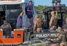 Policiais militares realizam vistoria em embarcação durante a Operação Guardião do Litoral, voltada à fiscalização e à segurança no litoral de Santa Catarina.