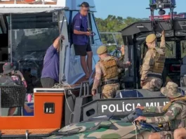Policiais militares realizam vistoria em embarcação durante a Operação Guardião do Litoral, voltada à fiscalização e à segurança no litoral de Santa Catarina.