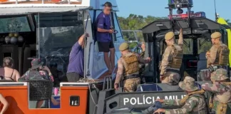 Policiais militares realizam vistoria em embarcação durante a Operação Guardião do Litoral, voltada à fiscalização e à segurança no litoral de Santa Catarina.