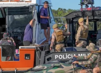 Policiais militares realizam vistoria em embarcação durante a Operação Guardião do Litoral, voltada à fiscalização e à segurança no litoral de Santa Catarina.