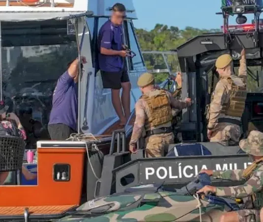 Policiais militares realizam vistoria em embarcação durante a Operação Guardião do Litoral, voltada à fiscalização e à segurança no litoral de Santa Catarina.