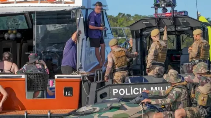 Policiais militares realizam vistoria em embarcação durante a Operação Guardião do Litoral, voltada à fiscalização e à segurança no litoral de Santa Catarina.