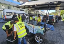 Operação Verão apreende 40 carrinhos irregulares em Canasvieiras Agentes da Operação Verão fiscalizam ambulantes na praia, garantindo segurança e cumprimento das normas.