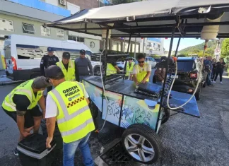 Operação Verão apreende 40 carrinhos irregulares em Canasvieiras Agentes da Operação Verão fiscalizam ambulantes na praia, garantindo segurança e cumprimento das normas.