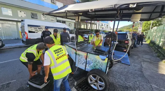 Operação Verão apreende 40 carrinhos irregulares em Canasvieiras Agentes da Operação Verão fiscalizam ambulantes na praia, garantindo segurança e cumprimento das normas.