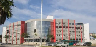 Fachada da Prefeitura de São José, mostrando a sede da Secretaria de Urbanismo e Serviços Públicos (SUSP), responsável pela análise e aprovação dos Projetos Hidrossanitários.