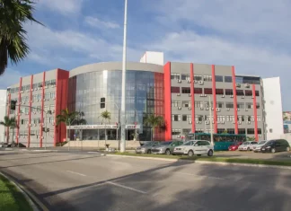 Fachada da Prefeitura de São José, mostrando a sede da Secretaria de Urbanismo e Serviços Públicos (SUSP), responsável pela análise e aprovação dos Projetos Hidrossanitários.