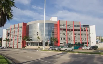 Fachada da Prefeitura de São José, mostrando a sede da Secretaria de Urbanismo e Serviços Públicos (SUSP), responsável pela análise e aprovação dos Projetos Hidrossanitários.