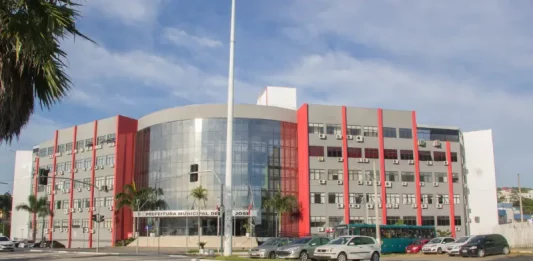 São José atualiza regras para análise de Projetos Hidrossanitários Fachada da Prefeitura de São José, mostrando a sede da Secretaria de Urbanismo e Serviços Públicos (SUSP), responsável pela análise e aprovação dos Projetos Hidrossanitários.