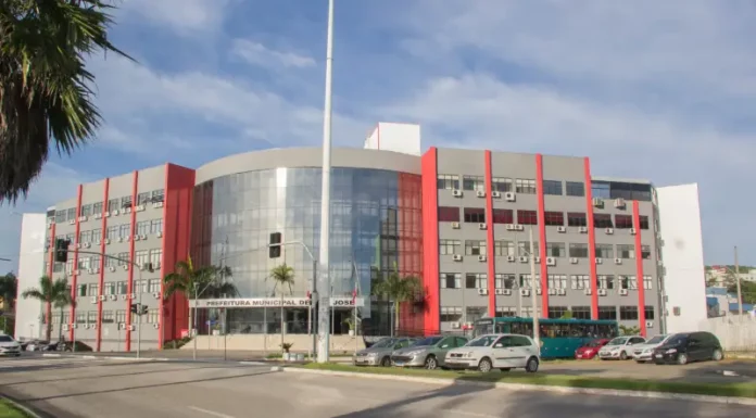Fachada da Prefeitura de São José, mostrando a sede da Secretaria de Urbanismo e Serviços Públicos (SUSP), responsável pela análise e aprovação dos Projetos Hidrossanitários.