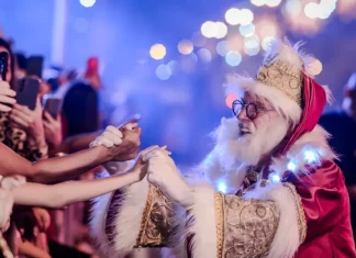 Desfile de Natal reúne mais de 300 artistas, Papai Noel e luzes da aurora boreal em Florianópolis Papai Noel cumprimenta o público durante o Desfile de Natal, interagindo com famílias e celebrando a magia da festa.