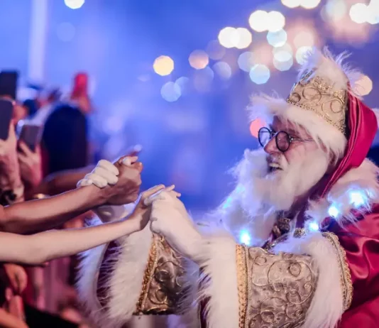 Desfile de Natal reúne mais de 300 artistas, Papai Noel e luzes da aurora boreal em Florianópolis Papai Noel cumprimenta o público durante o Desfile de Natal, interagindo com famílias e celebrando a magia da festa.