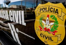 Viatura da Polícia Civil de Santa Catarina com a logomarca na porta, utilizada para representar o concurso público da corporação.
