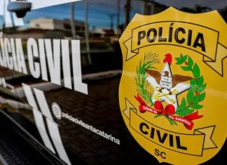 Viatura da Polícia Civil de Santa Catarina com a logomarca na porta, utilizada para representar o concurso público da corporação.