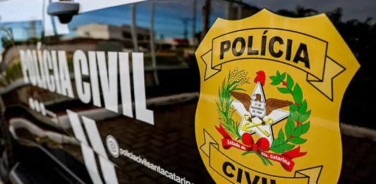 Viatura da Polícia Civil de Santa Catarina com a logomarca na porta, utilizada para representar o concurso público da corporação.