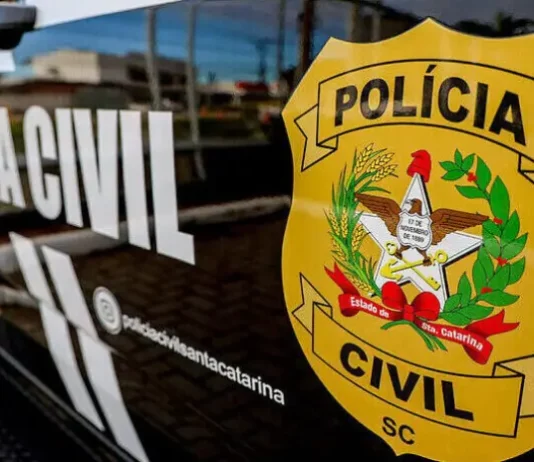 Viatura da Polícia Civil de Santa Catarina com a logomarca na porta, utilizada para representar o concurso público da corporação.