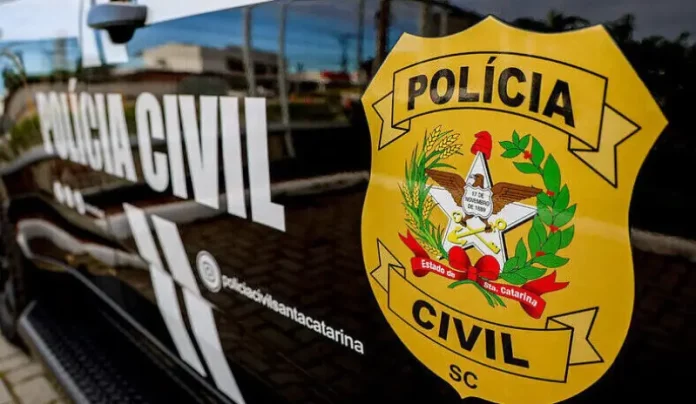 Viatura da Polícia Civil de Santa Catarina com a logomarca na porta, utilizada para representar o concurso público da corporação.