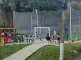 Praça Andréia Dolisete dos Santos com campo de grama sintética e playground, usada por moradores para lazer, esporte e convivência no bairro Monte Cristo.