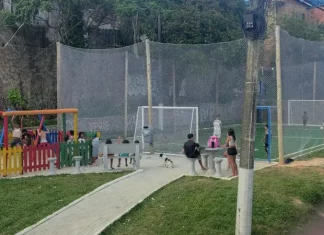 Florianópolis inaugura Praça Andréia Dolisete dos Santos no bairro Monte Cristo Praça Andréia Dolisete dos Santos com campo de grama sintética e playground, usada por moradores para lazer, esporte e convivência no bairro Monte Cristo.
