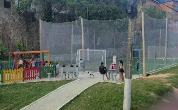 Florianópolis inaugura Praça Andréia Dolisete dos Santos no bairro Monte Cristo Praça Andréia Dolisete dos Santos com campo de grama sintética e playground, usada por moradores para lazer, esporte e convivência no bairro Monte Cristo.