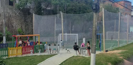 Florianópolis inaugura Praça Andréia Dolisete dos Santos no bairro Monte Cristo Praça Andréia Dolisete dos Santos com campo de grama sintética e playground, usada por moradores para lazer, esporte e convivência no bairro Monte Cristo.