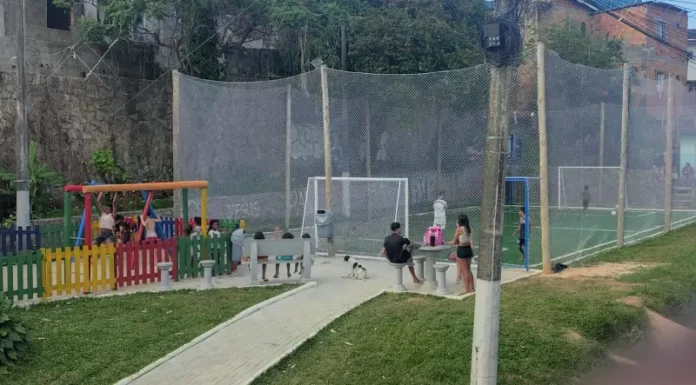 Praça Andréia Dolisete dos Santos com campo de grama sintética e playground, usada por moradores para lazer, esporte e convivência no bairro Monte Cristo.