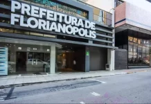 Prefeitura de Florianópolis publica edital de concurso público com salários de até R$ 21 mil Fachada da Prefeitura de Florianópolis, sede da administração municipal responsável pela publicação do edital do concurso público.