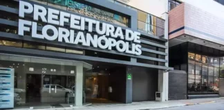Fachada da Prefeitura de Florianópolis, sede da administração municipal responsável pela publicação do edital do concurso público.